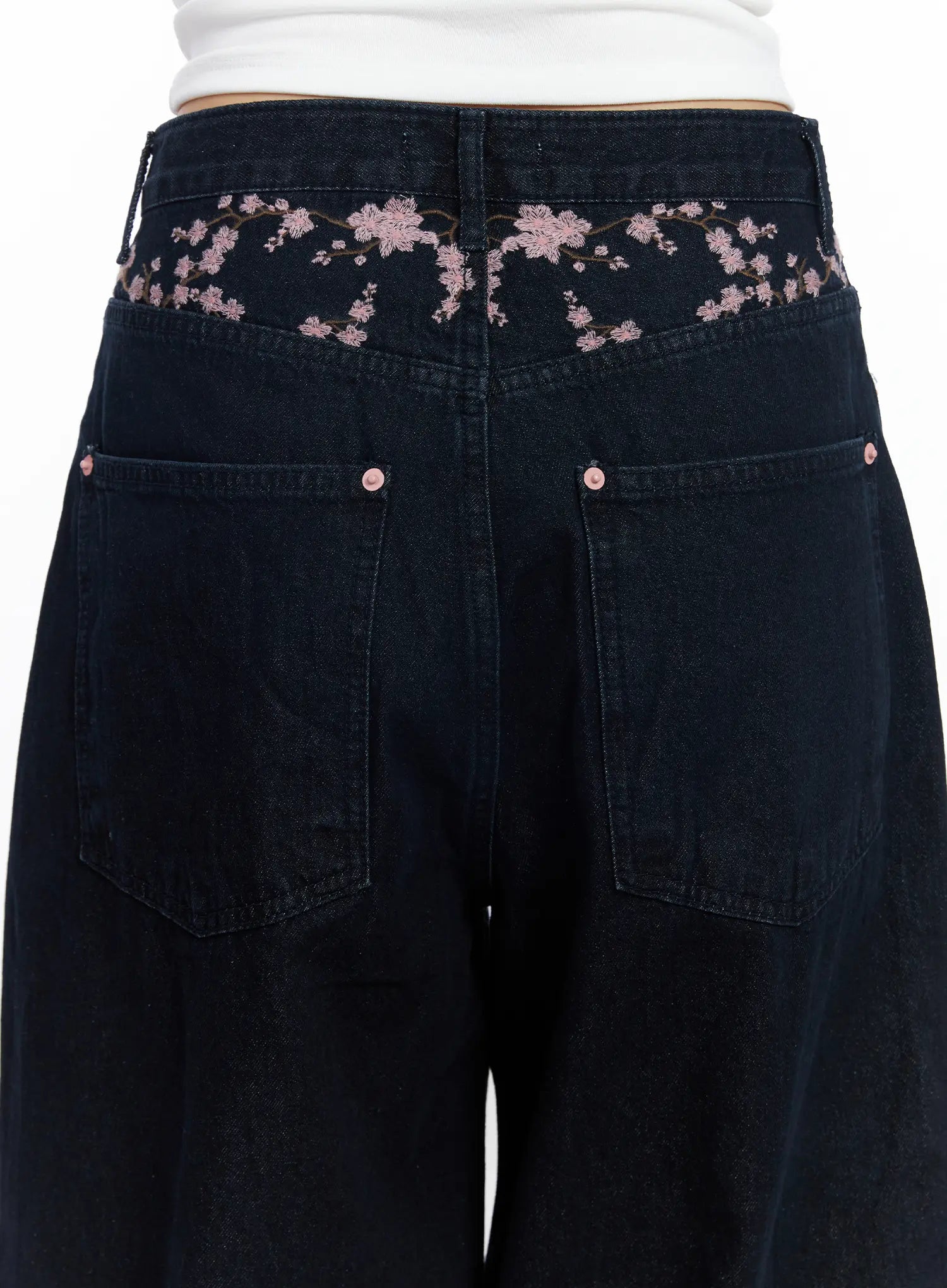 Jeans Larghi Ricamati Fiori di Ciliegio