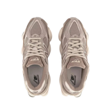 New Balance 9060 color talpa, vista dall'alto sul paio allacciato