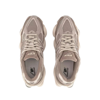 New Balance 9060 color talpa, vista dall'alto sul paio allacciato