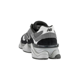 New Balance 9060 grigie e nere, vista posteriore con suola bianca voluminosa