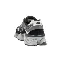 New Balance 9060 grigie e nere, vista posteriore con suola bianca voluminosa