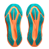 Suole ASICS Novablast 5 turchesi con intersuola arancione, paio affiancato
