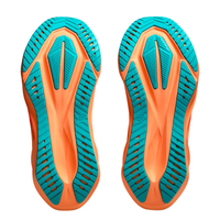 Suole ASICS Novablast 5 turchesi con intersuola arancione, paio affiancato