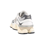 New Balance 9060 bianche e grigie, vista posteriore con suola panna