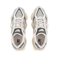 New Balance 9060 bianche e grigie, paio fotografato dall'alto