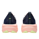 ASICS Novablast 5 blu navy con intersuola rosa, vista posteriore del paio