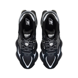 New Balance 9060 nere, vista dall'alto del paio con logo N argentato