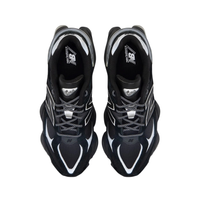 New Balance 9060 nere, vista dall'alto del paio con logo N argentato