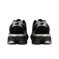 New Balance 9060 nere viste da dietro, tallone con logo N grigio