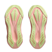 Dettaglio suola ASICS Novablast 5, battistrada verde lime con inserto rosa