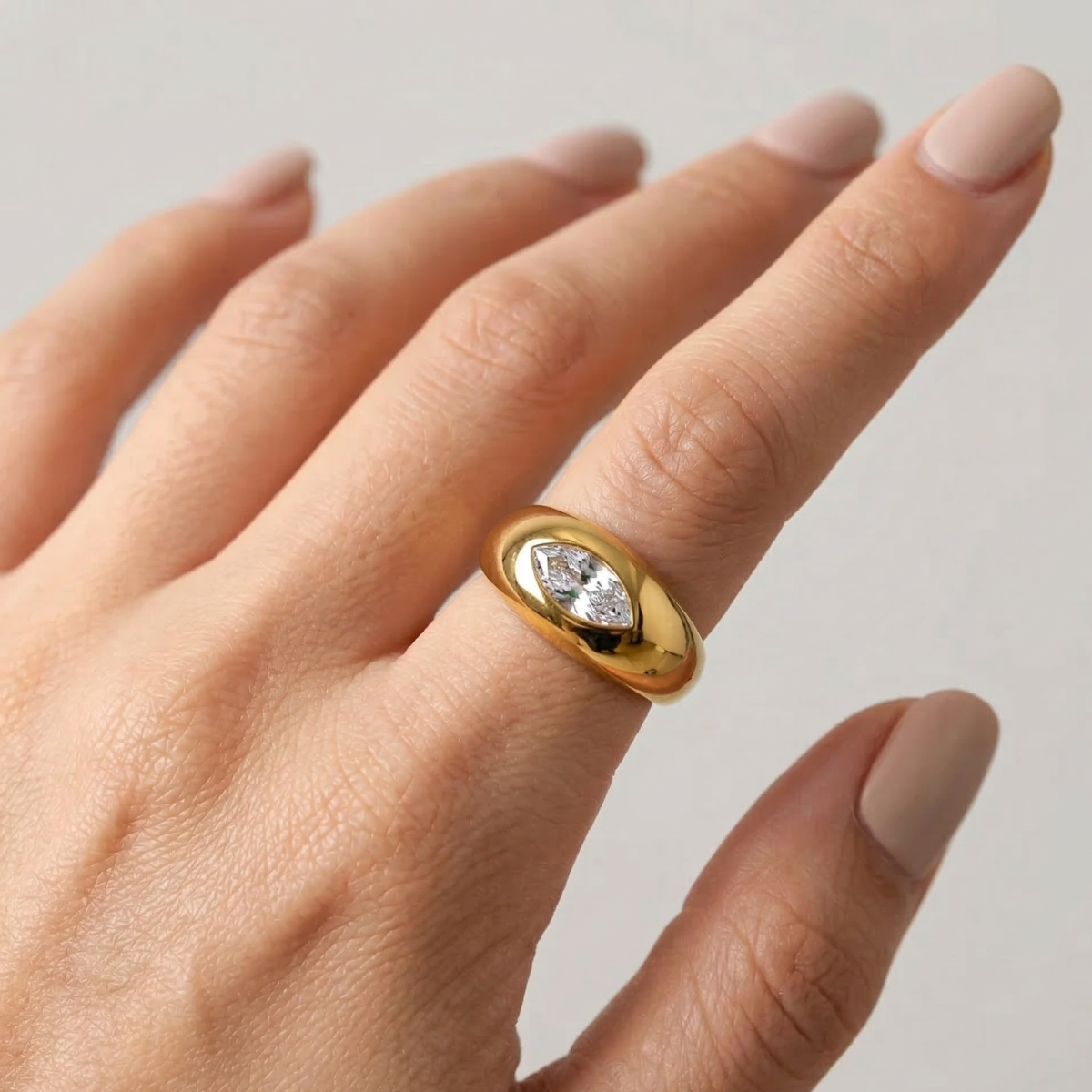 Anello a Fascia Bombata con Cristallo Marquise in Acciaio Oro