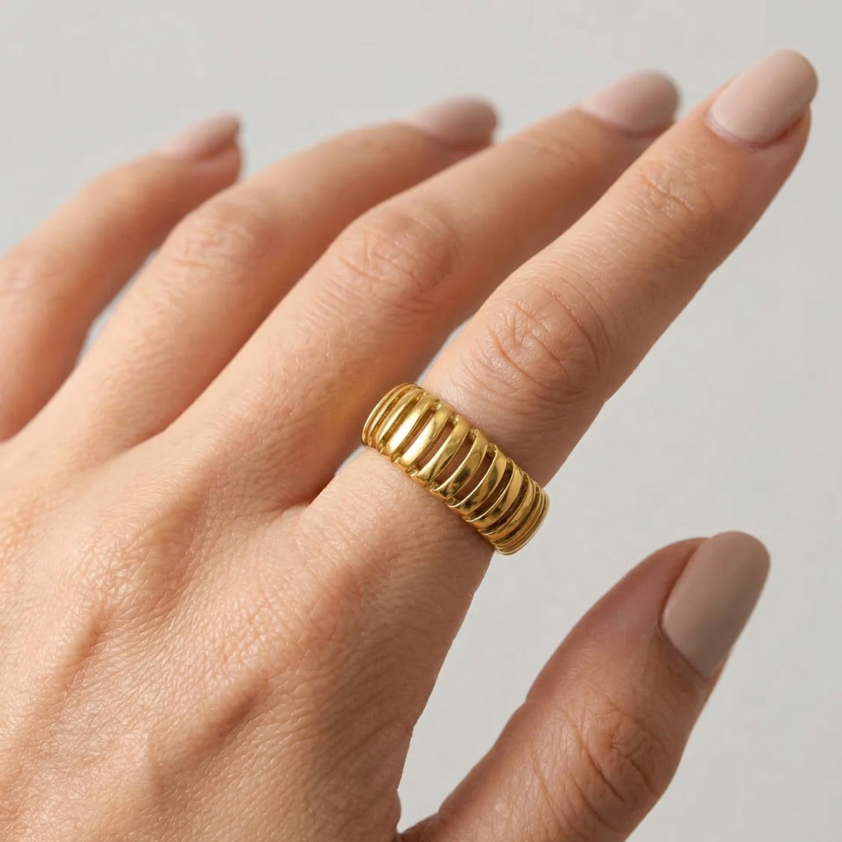 Anello a Fascia Larga Scanalata in Acciaio Oro - Stile Industrial