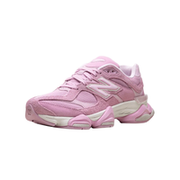 New Balance 9060 rosa, singola scarpa vista di tre quarti anteriore