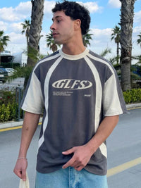 T-Shirt con Grafica 'Sun & Moon' — Grigio — Indossato