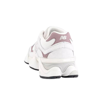 New Balance 9060 bianche con tallone malva, vista posteriore tre quarti