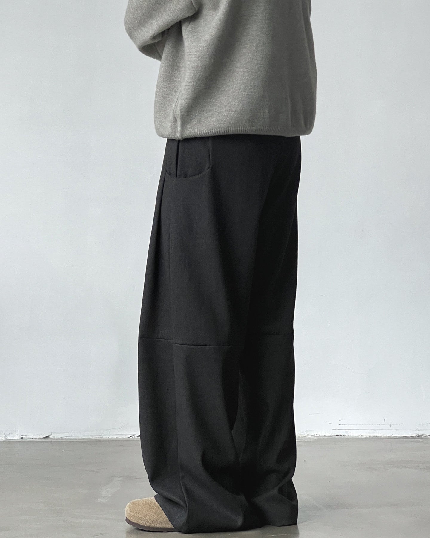 Pantaloni Wide-Leg con Pinces in Misto Lana