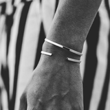 Bracciale aperto da uomo in acciaio inox minimalista