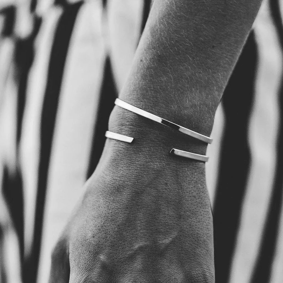 Bracciale aperto da uomo in acciaio inox minimalista