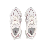Paio di New Balance 9060 bianco panna e malva viste dall'alto