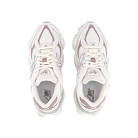 Paio di New Balance 9060 bianco panna e malva viste dall'alto