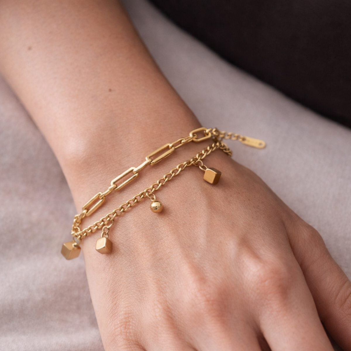 Bracciale Doppio Strato con Charms Geometrici in Acciaio