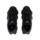 Paio di New Balance 9060 total black viste dall'alto, tomaia in mesh