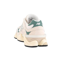 New Balance 9060 panna, vista posteriore con tallone in camoscio verde