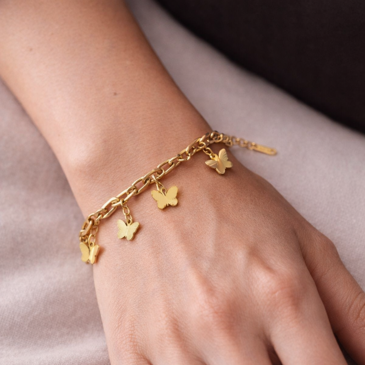 Bracciale a Due Catene con Charms Farfalla in Acciaio Oro