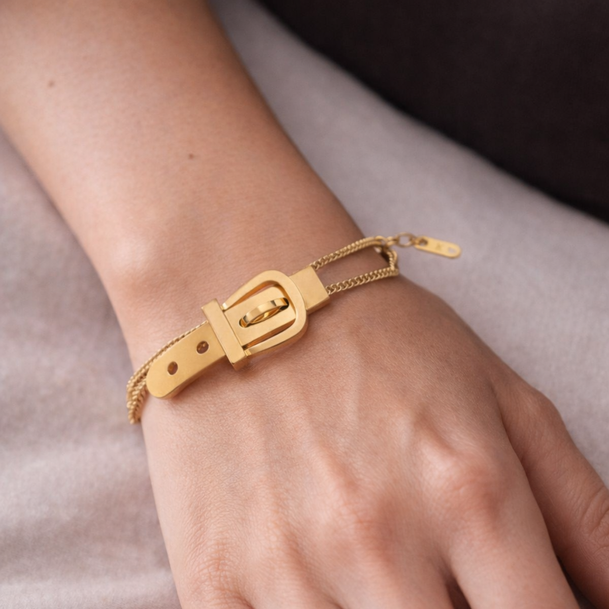 Bracciale Elegante a Tre Fili con Pendente Fibbia Oro