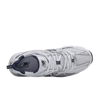 New Balance 530 bianca e argento vista dall'alto con logo blu navy