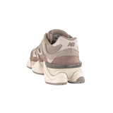 New Balance 9060 beige talpa, coppia da dietro con intersuola panna