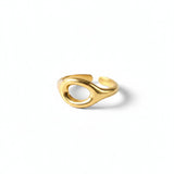 Anello minimalista in acciaio oro con dettaglio centrale ovale vuoto e gambo regolabile.