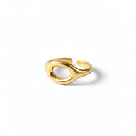 Anello minimalista in acciaio oro con dettaglio centrale ovale vuoto e gambo regolabile.