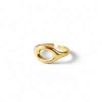Anello minimalista in acciaio oro con dettaglio centrale ovale vuoto e gambo regolabile.