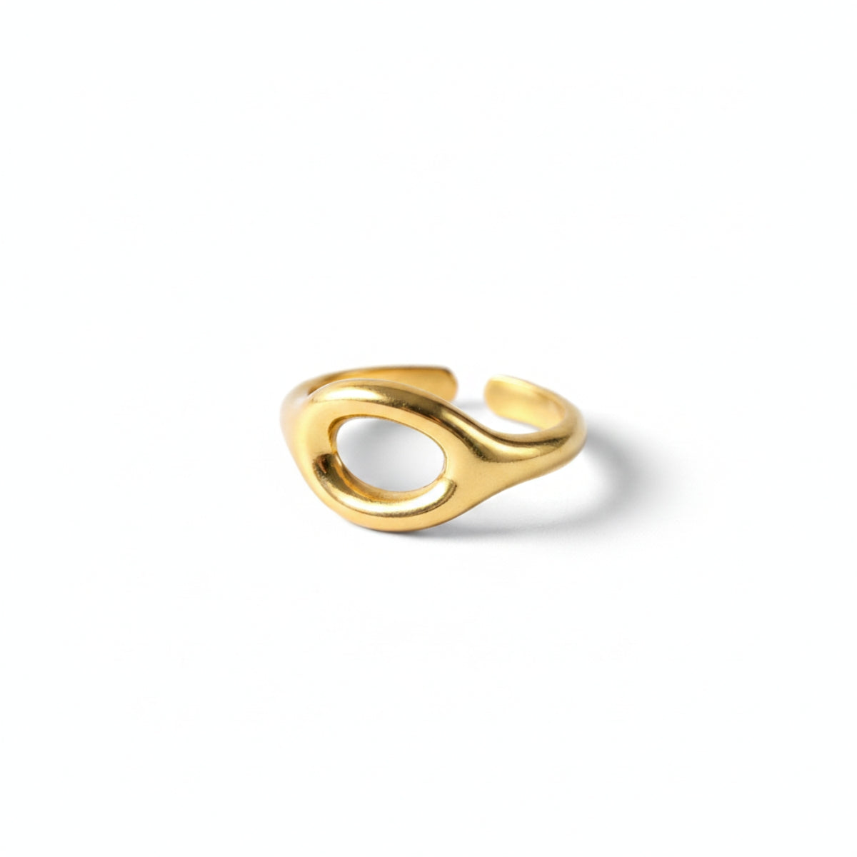 Anello minimalista in acciaio oro con dettaglio centrale ovale vuoto e gambo regolabile.