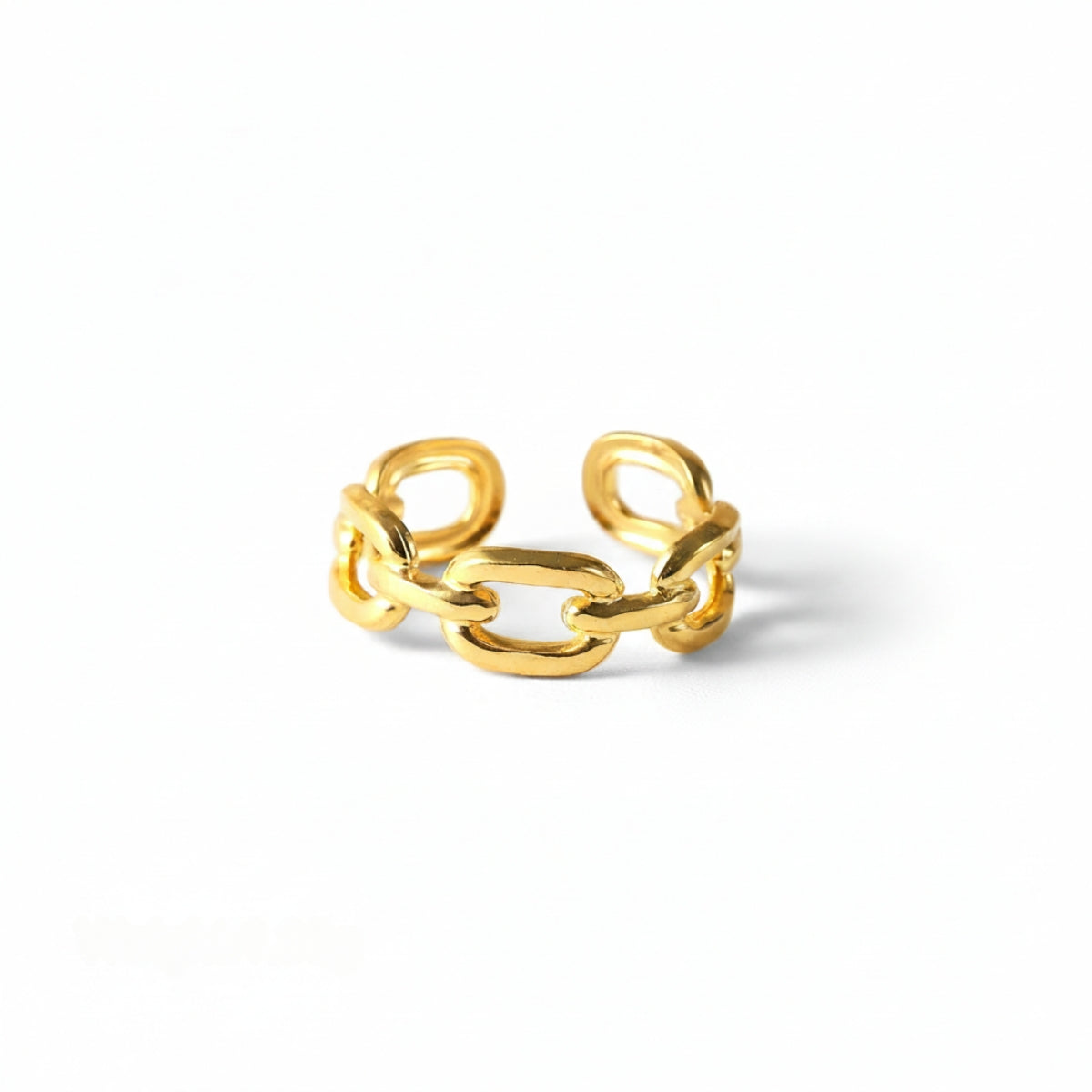 Anello regolabile in acciaio inossidabile color oro con design a catena a maglie grandi su sfondo bianco