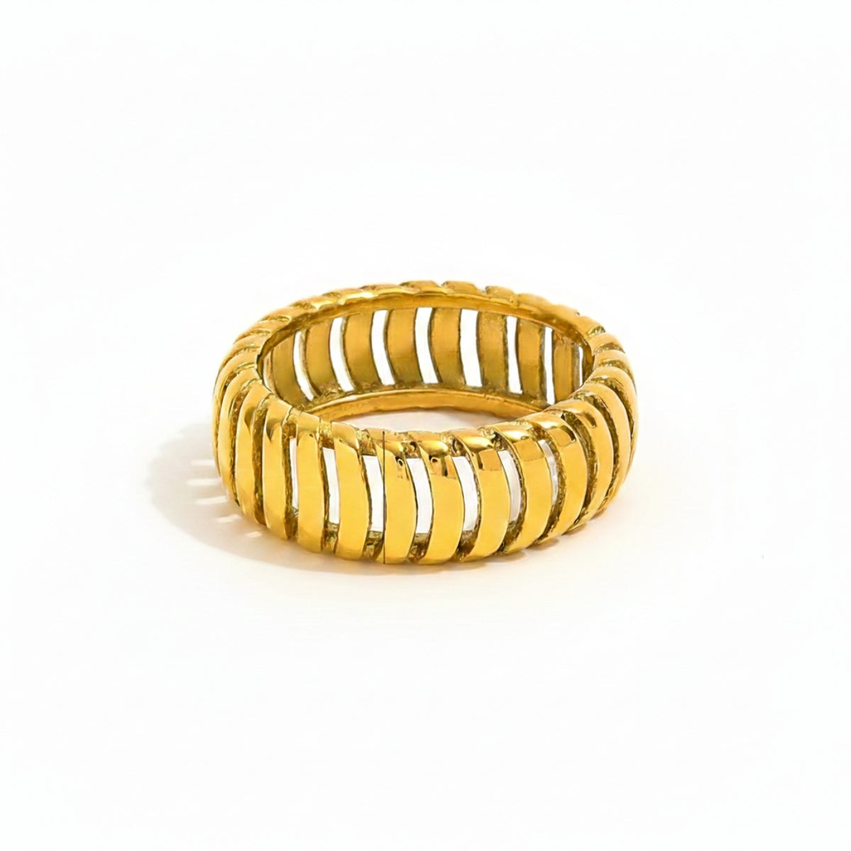 Anello a fascia larga con design scanalato in acciaio oro. Robusto, moderno e di tendenza. Scopri la qualità dell'acciaio inossidabile.