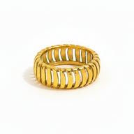 Anello a fascia larga con design scanalato in acciaio oro. Robusto, moderno e di tendenza. Scopri la qualità dell'acciaio inossidabile.