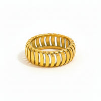 Anello a fascia larga con design scanalato in acciaio oro. Robusto, moderno e di tendenza. Scopri la qualità dell'acciaio inossidabile.