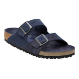 Birkenstock Arizona in camoscio blu navy, vista angolata con plantare anatomico