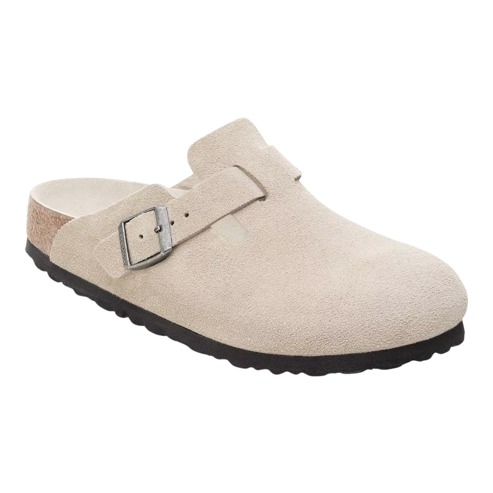 Birkenstock Boston in camoscio beige sabbia con fibbia argentata, vista angolata