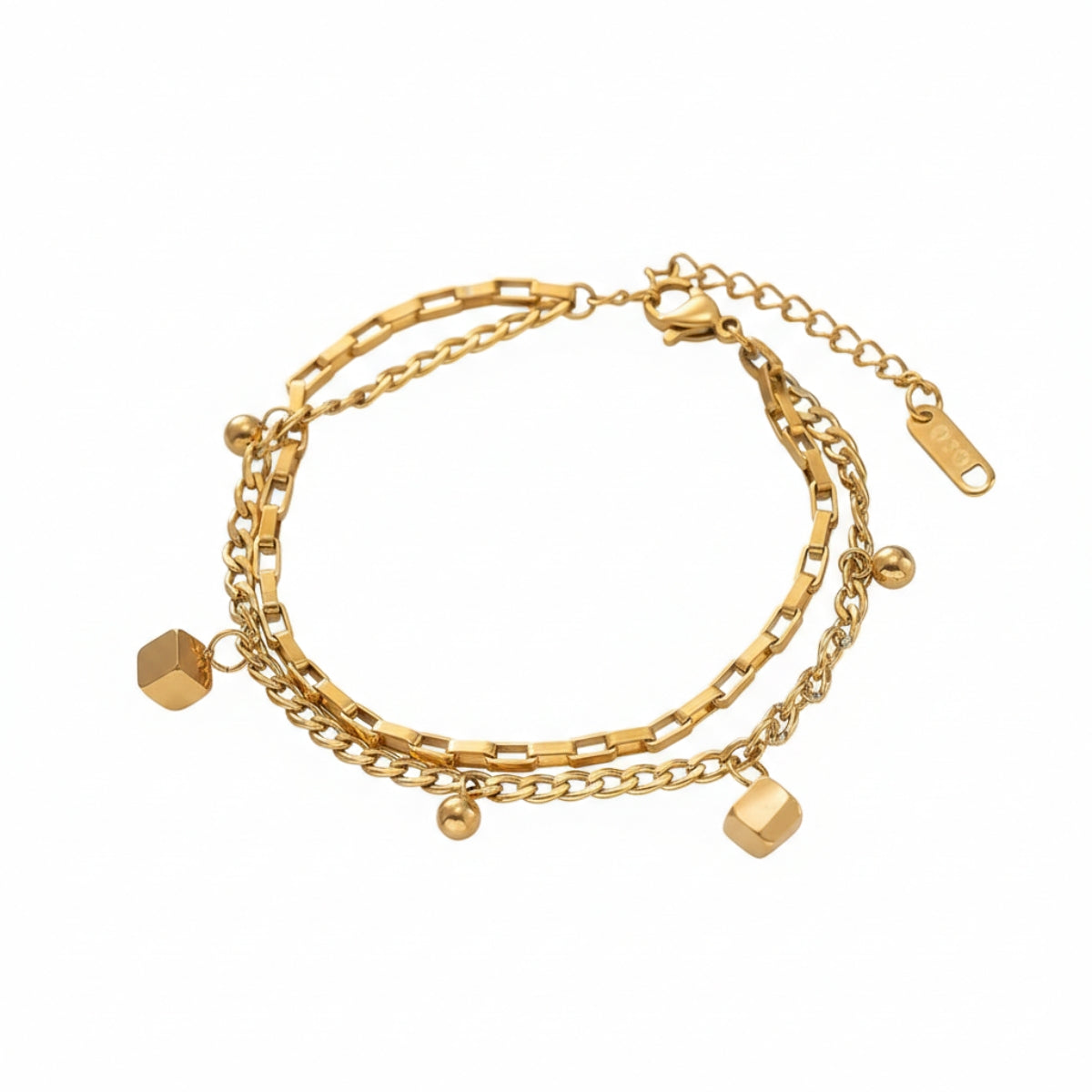 Bracciale a due strati in acciaio oro con piccoli pendenti a forma di dadi e palline.