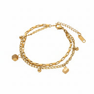 Bracciale a due strati in acciaio oro con piccoli pendenti a forma di dadi e palline.
