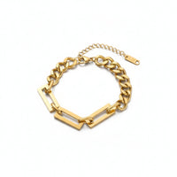 Bracciale "statement" in acciaio oro con grandi maglie rettangolari geometriche.