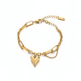 Bracciale in acciaio oro con ciondolo a cuore bombato e maglie rettangolari alternate.