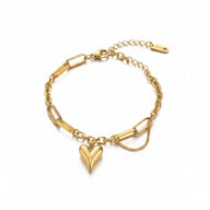 Bracciale in acciaio oro con ciondolo a cuore bombato e maglie rettangolari alternate.