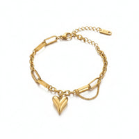 Bracciale in acciaio oro con ciondolo a cuore bombato e maglie rettangolari alternate.