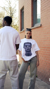 T-Shirt con Grafica 'Tribute' — Bianco — Indossato