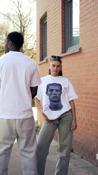 T-Shirt con Grafica 'Tribute' — Bianco — Indossato