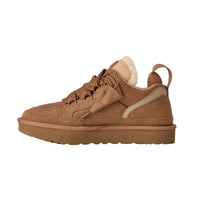Sneakers chunky invernali in camoscio color castagna con lacci larghi e suola platform.